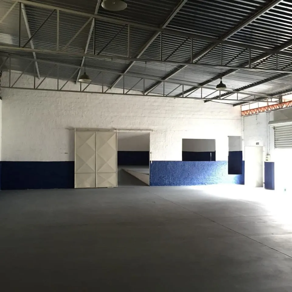Galpão com 1180m² e 8 docas