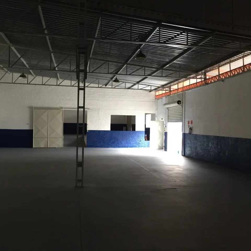 Galpão com 1180m² e 8 docas